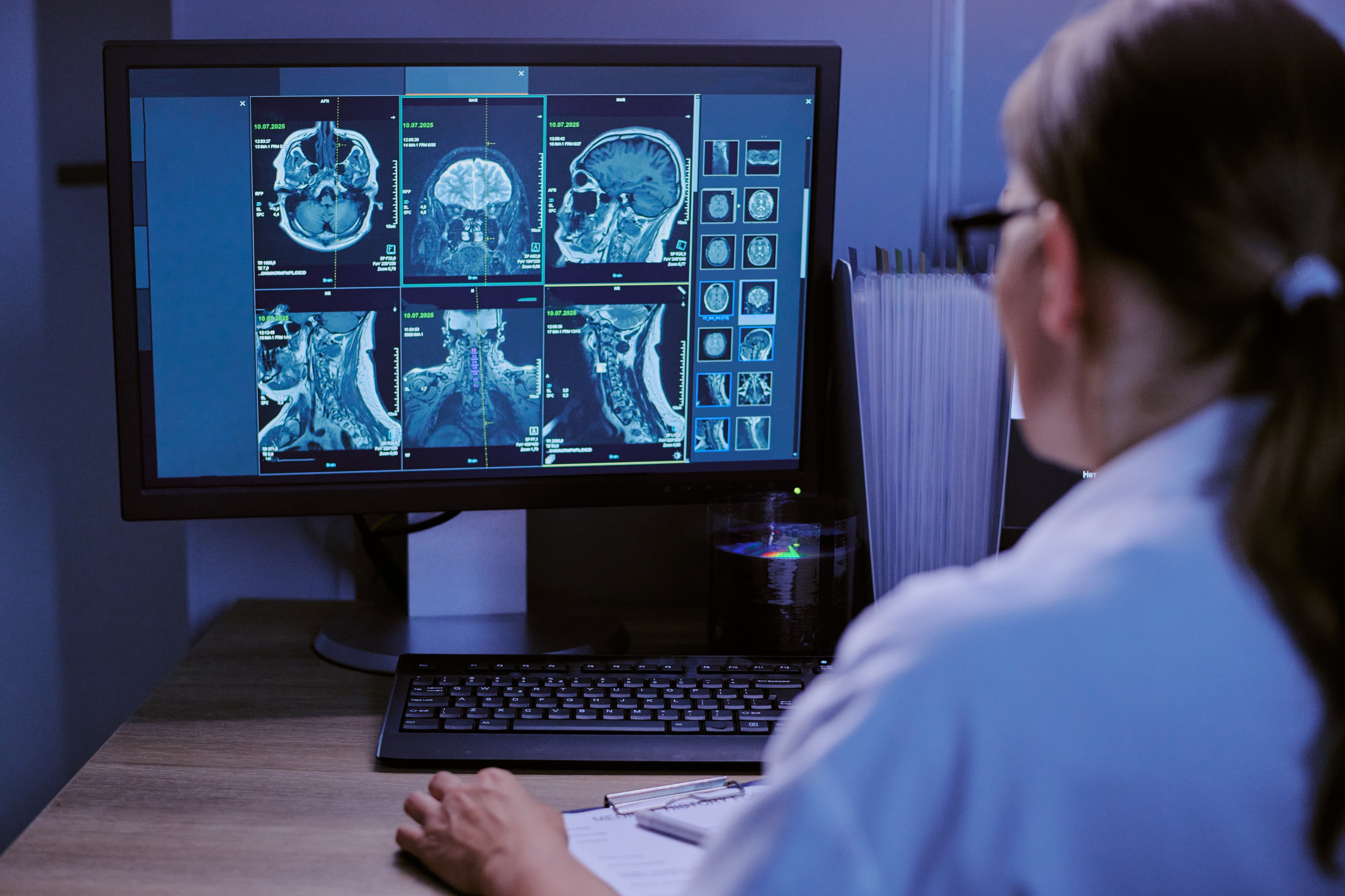 Médica radiologista analisando exames de imagem em monitor