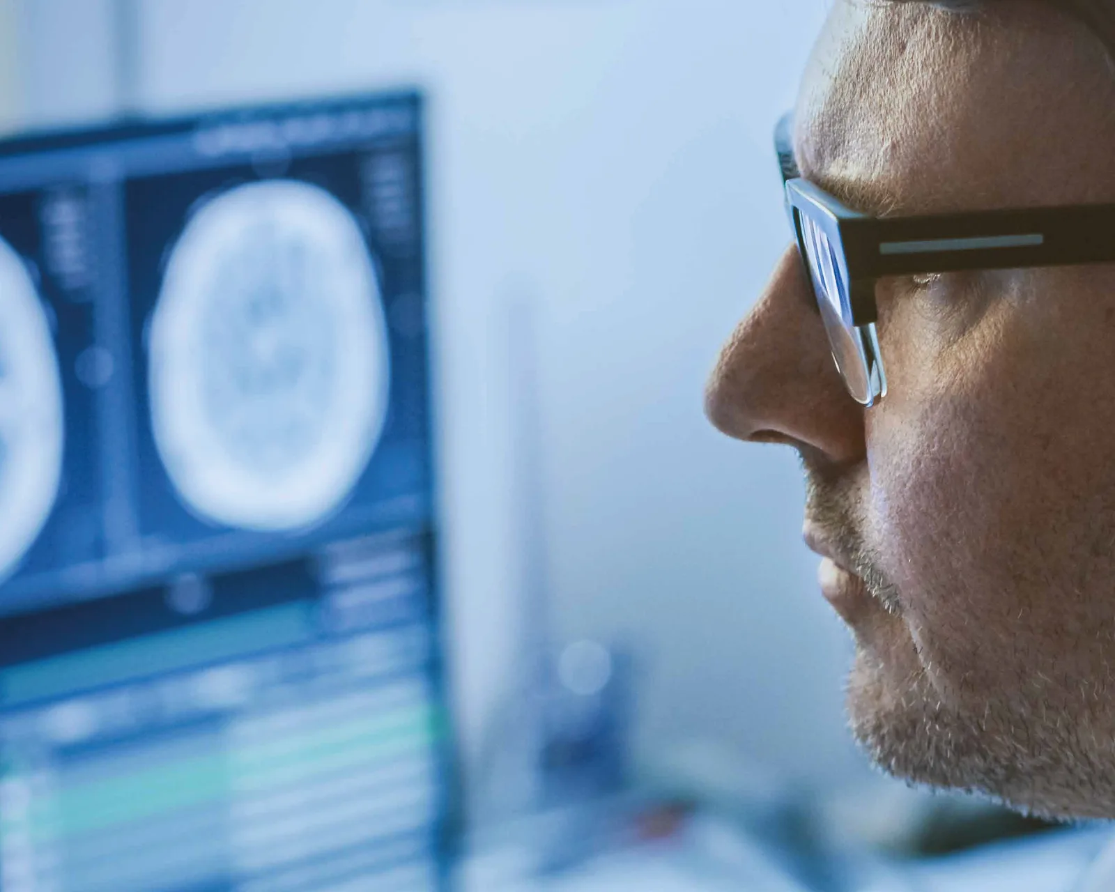 Especialista acompanhando exames de imagem em telecomando